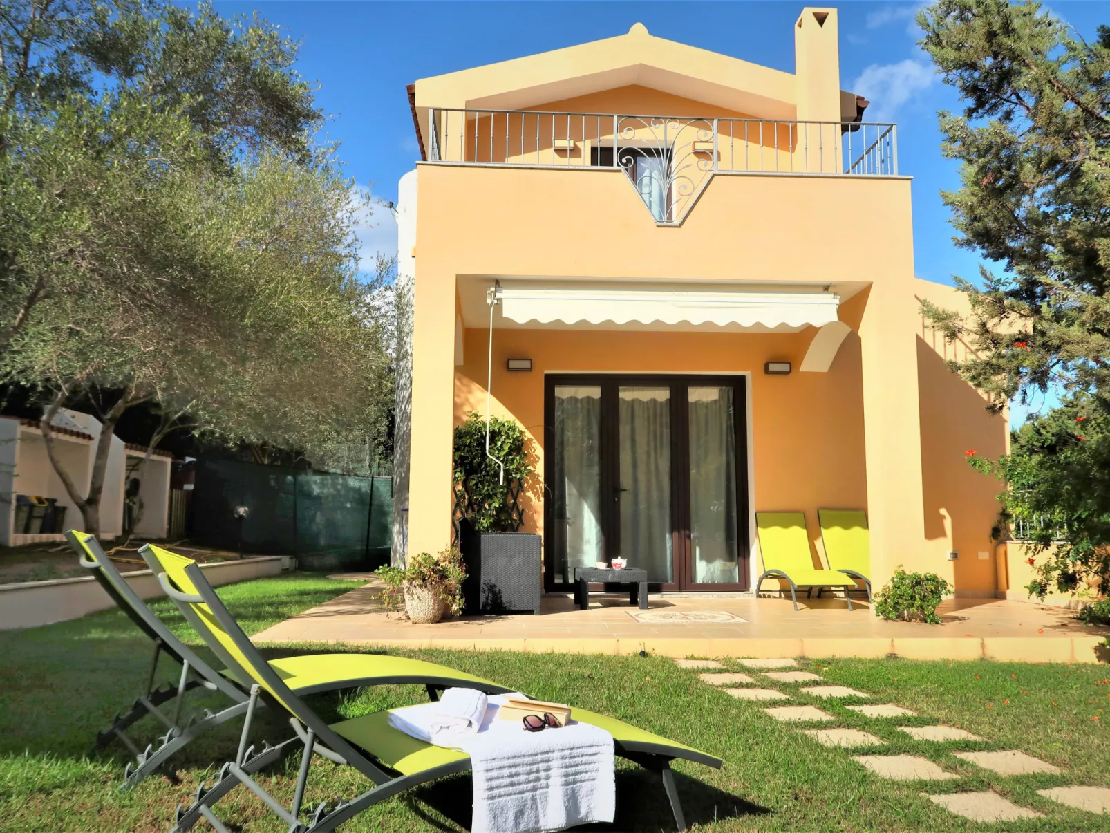 Pellicano-Outside