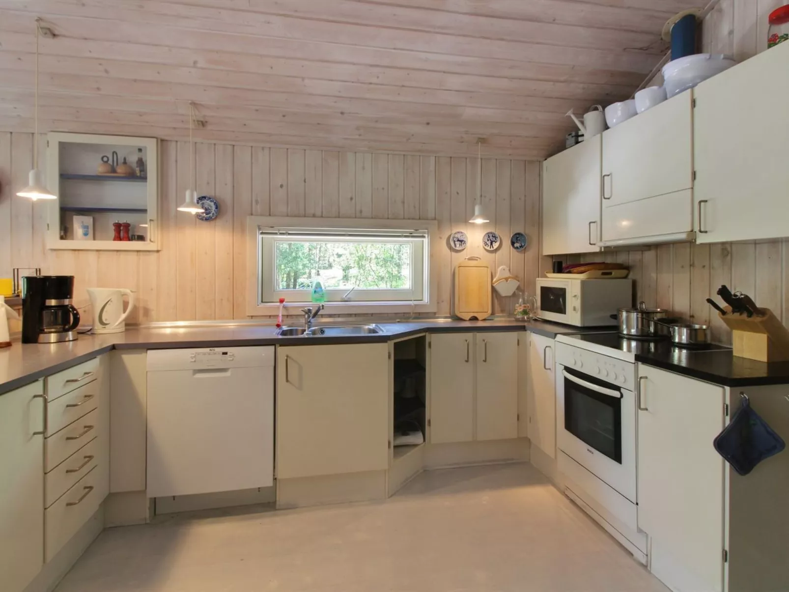 "Almira" - 1.2km from the sea-Inside