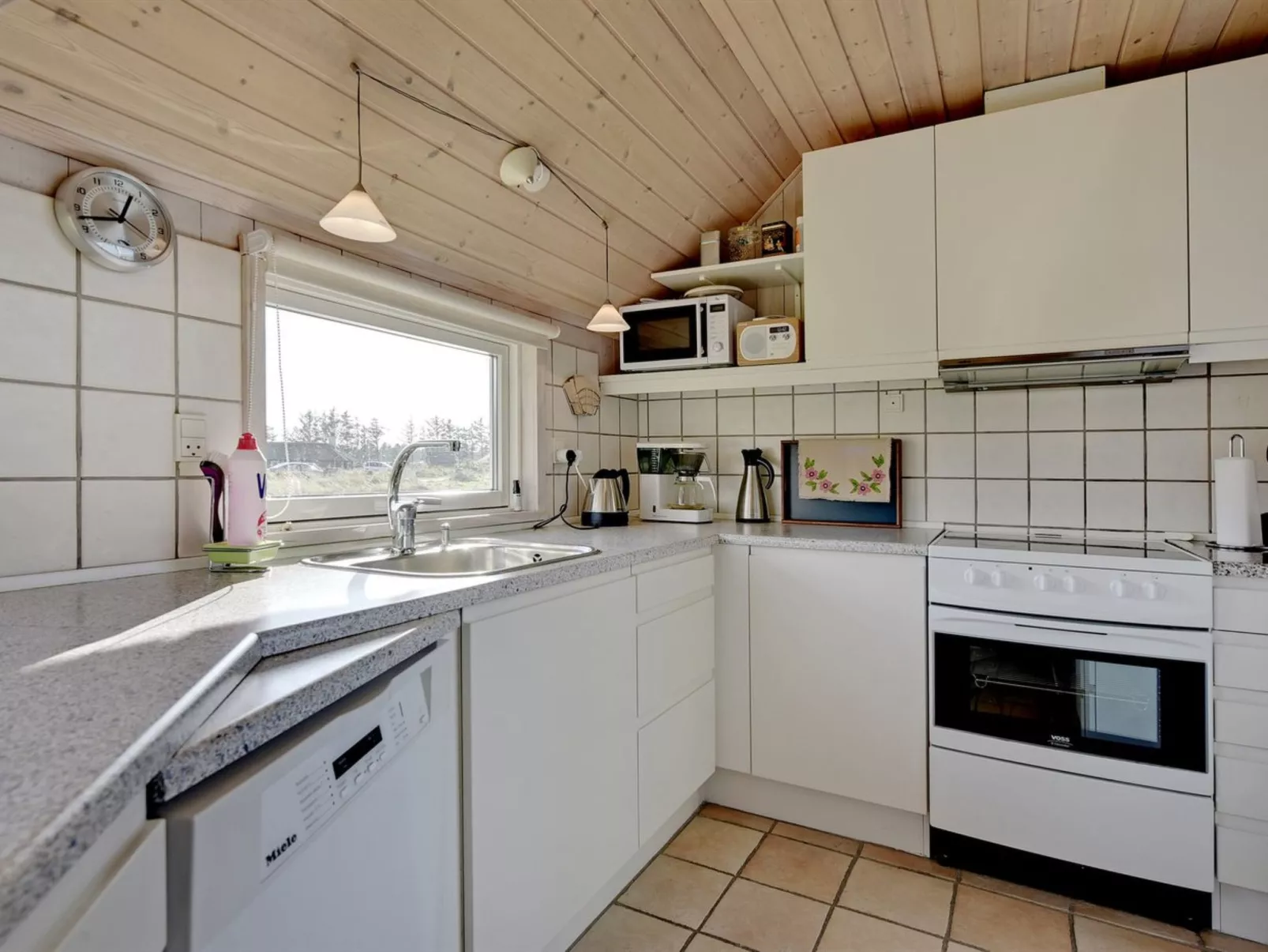 "Ansine" - 1.2km from the sea-Inside