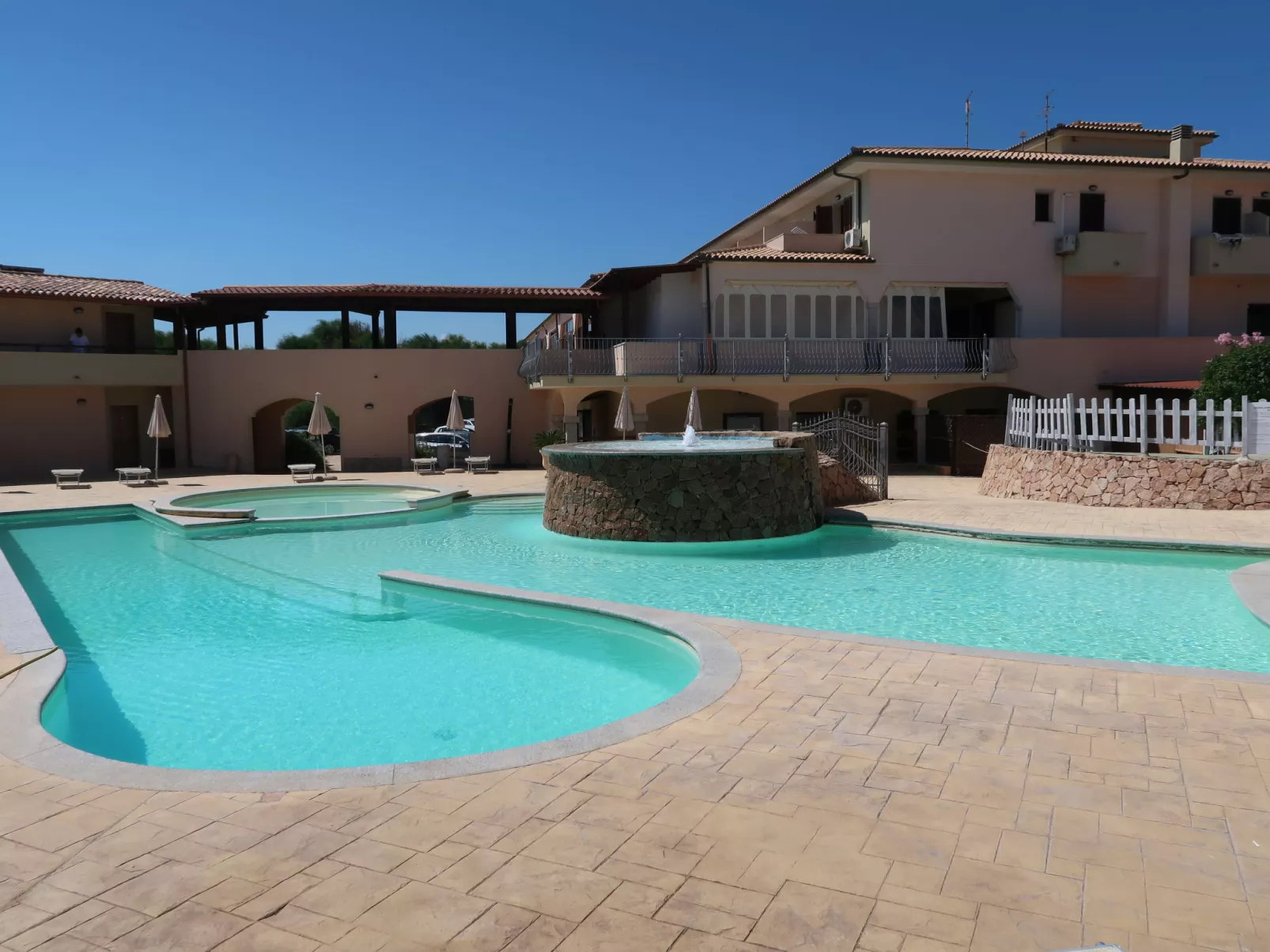 Baia delle Mimose-Outside
