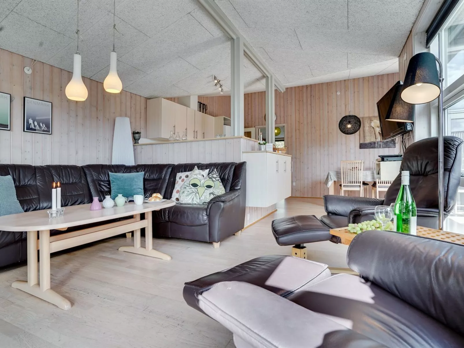 "Omar" - 1.0km from the sea-Inside