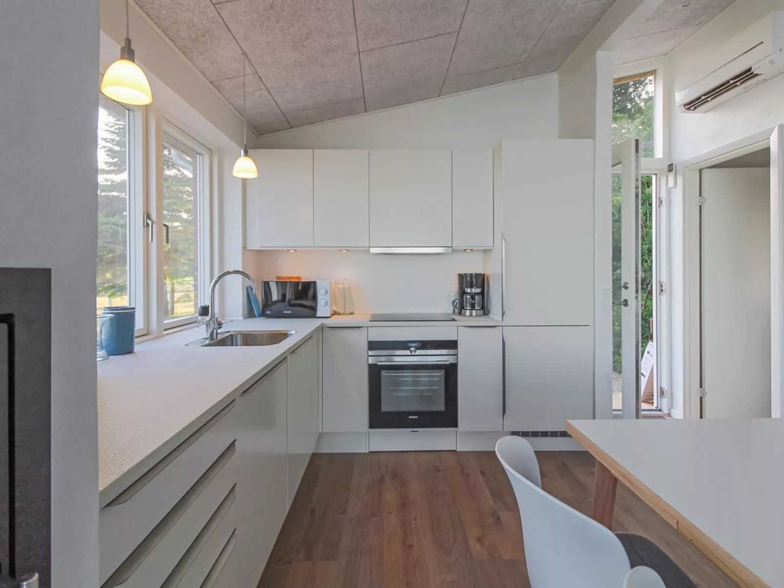 "Sasser" - 10m from the sea-Inside