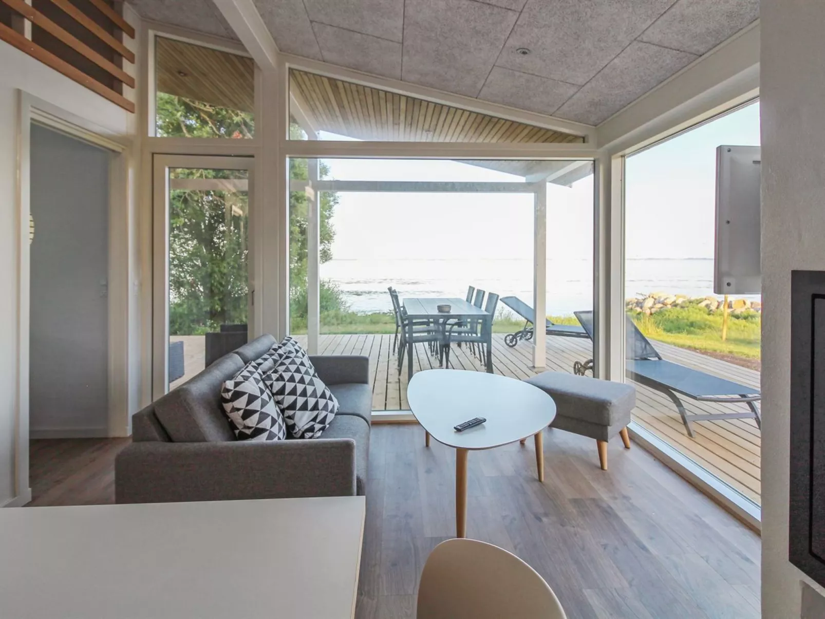 "Sasser" - 10m from the sea-Inside