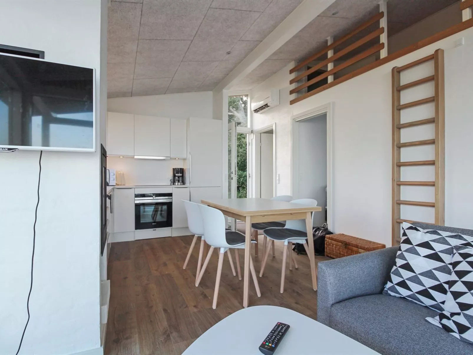 "Sasser" - 10m from the sea-Inside