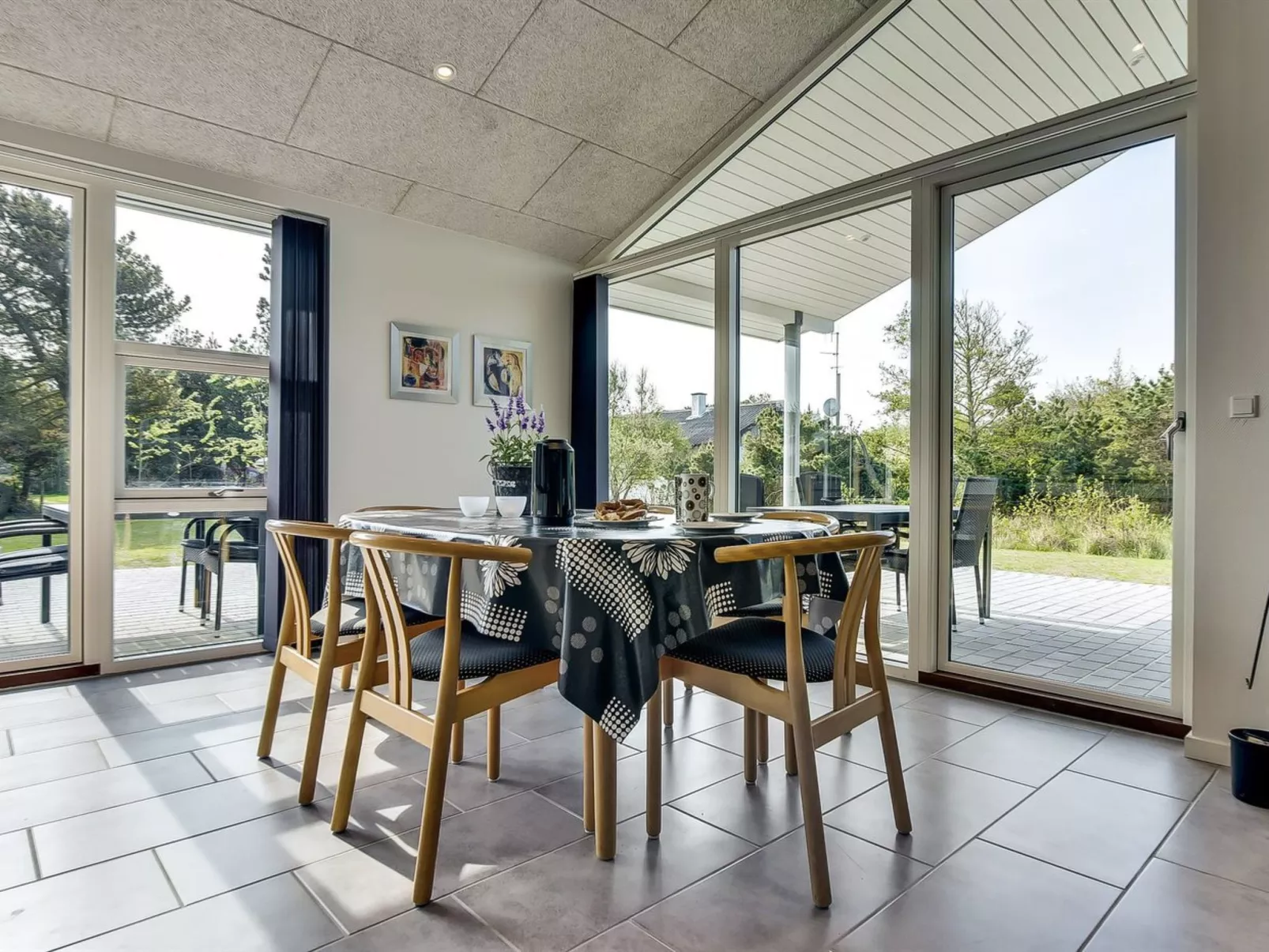 "Stacey" - 800m from the sea-Inside