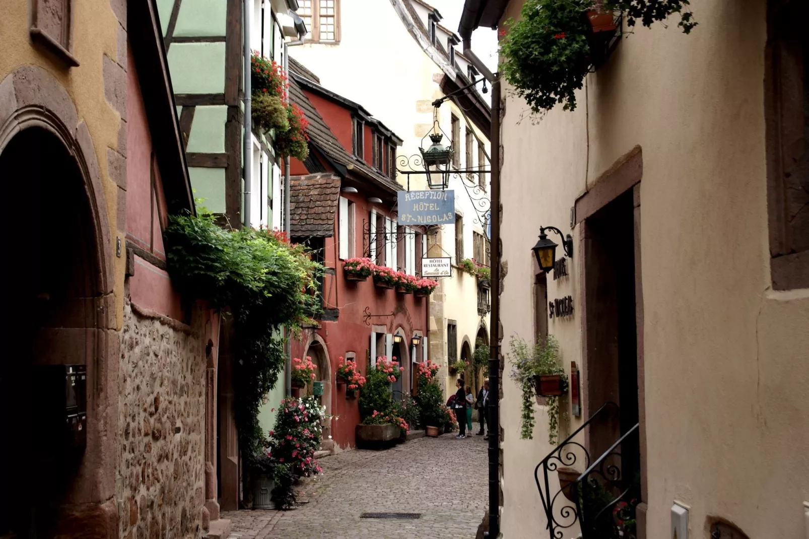 La Kuch-Exterior summer