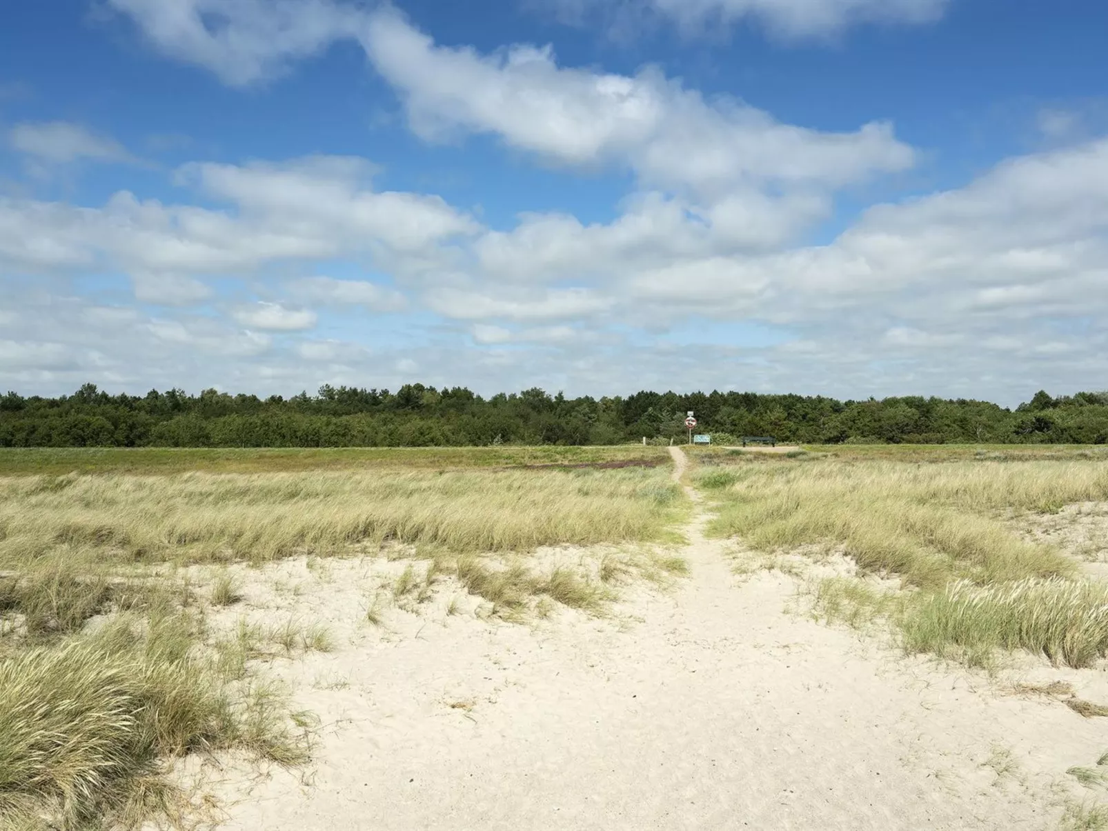 "Hughe" - 300m from the sea-Outside