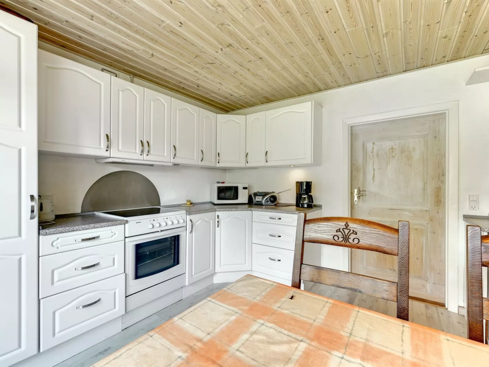 "Rea" - 5km from the sea-Inside