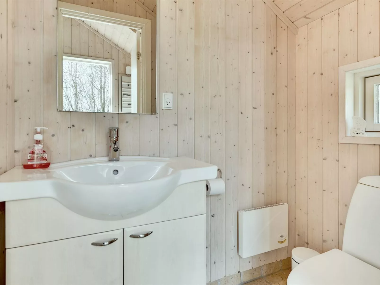 "Kaare" - 34.2km from the sea-Drinnen
