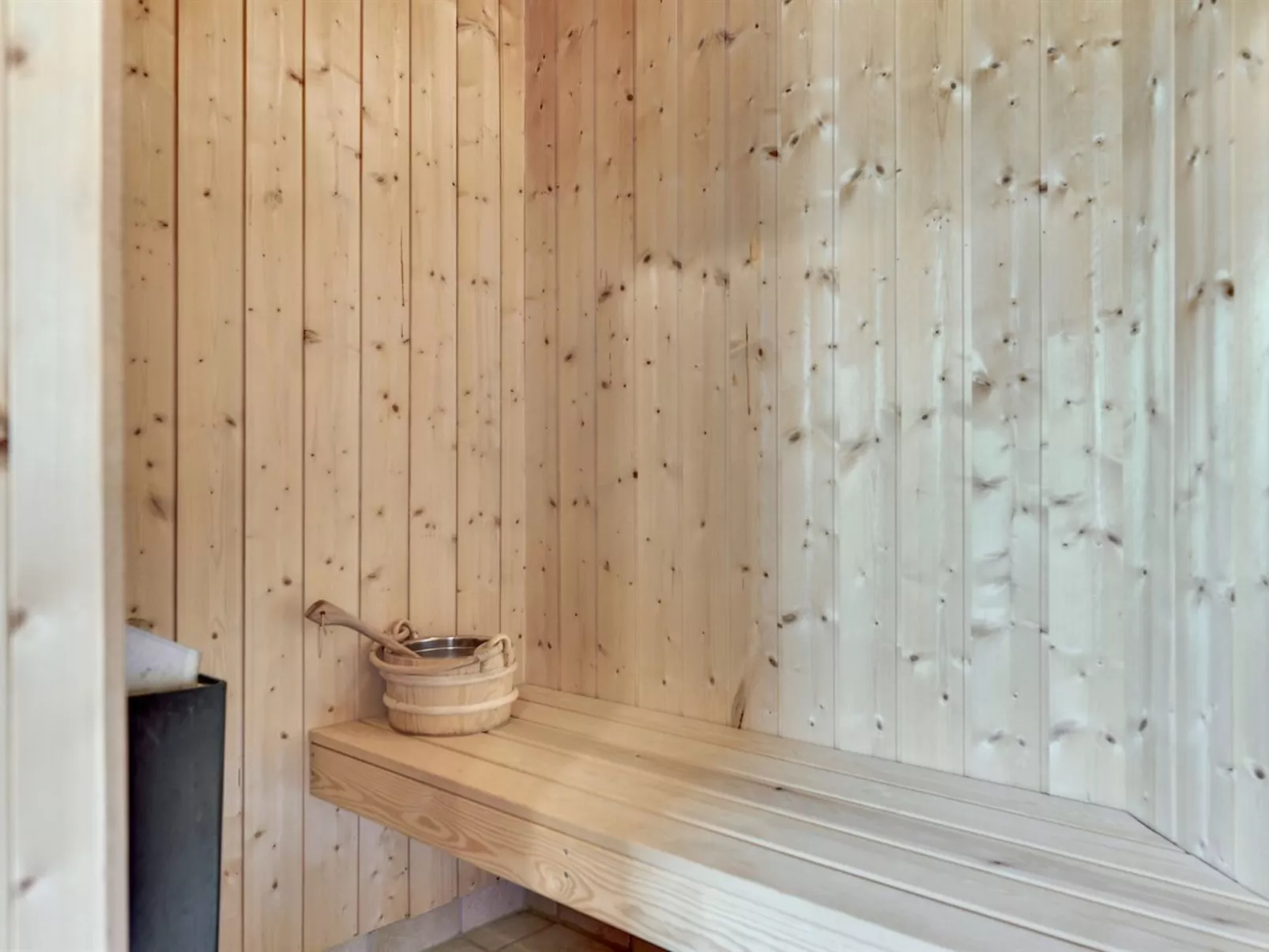 "Kaare" - 34.2km from the sea-Drinnen