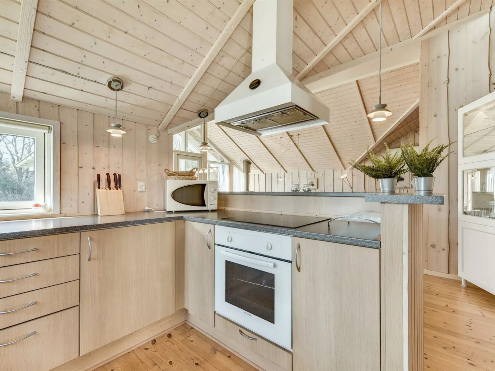 "Kaare" - 34.2km from the sea-Drinnen