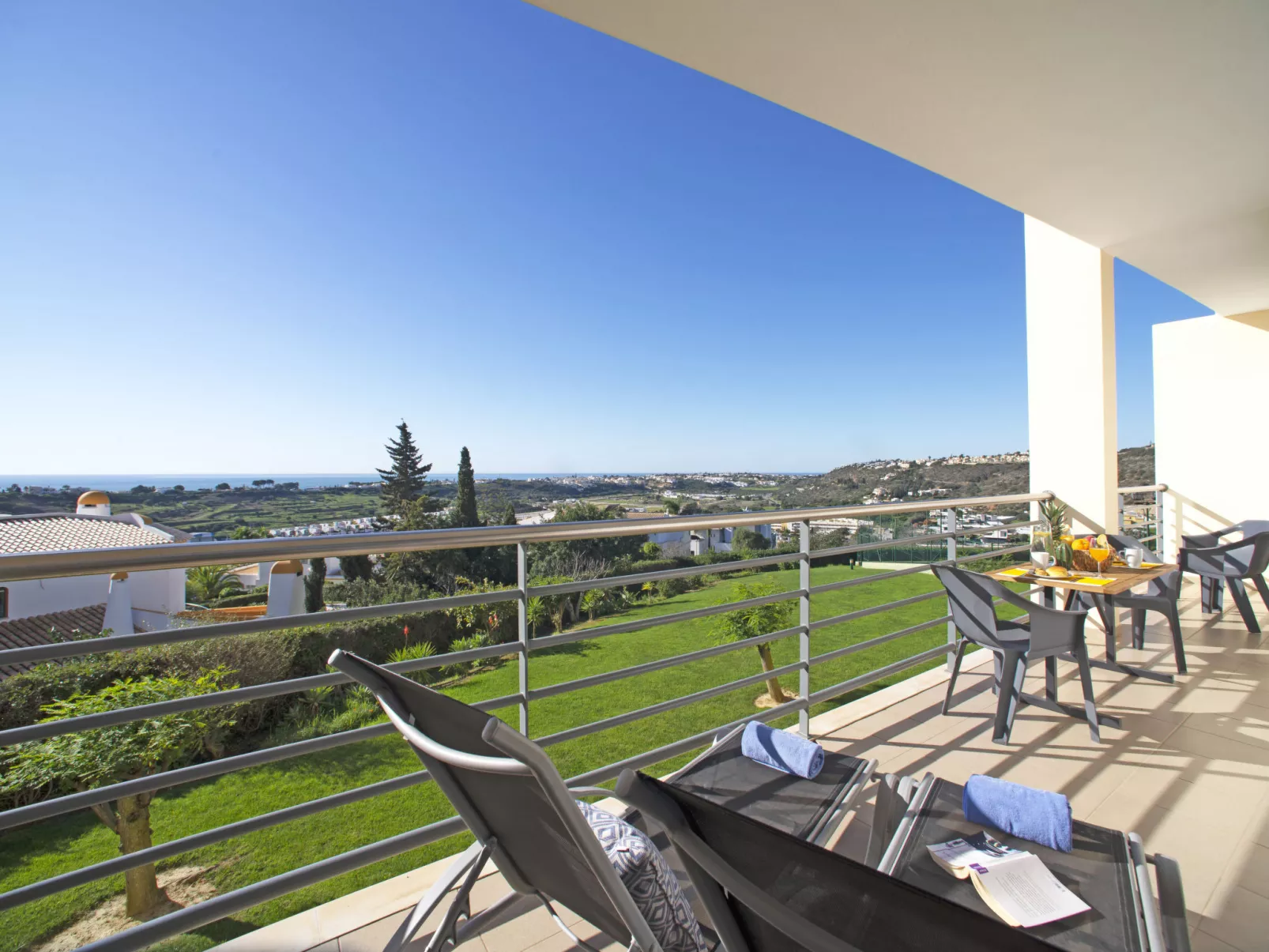 Vista Mar-Outside