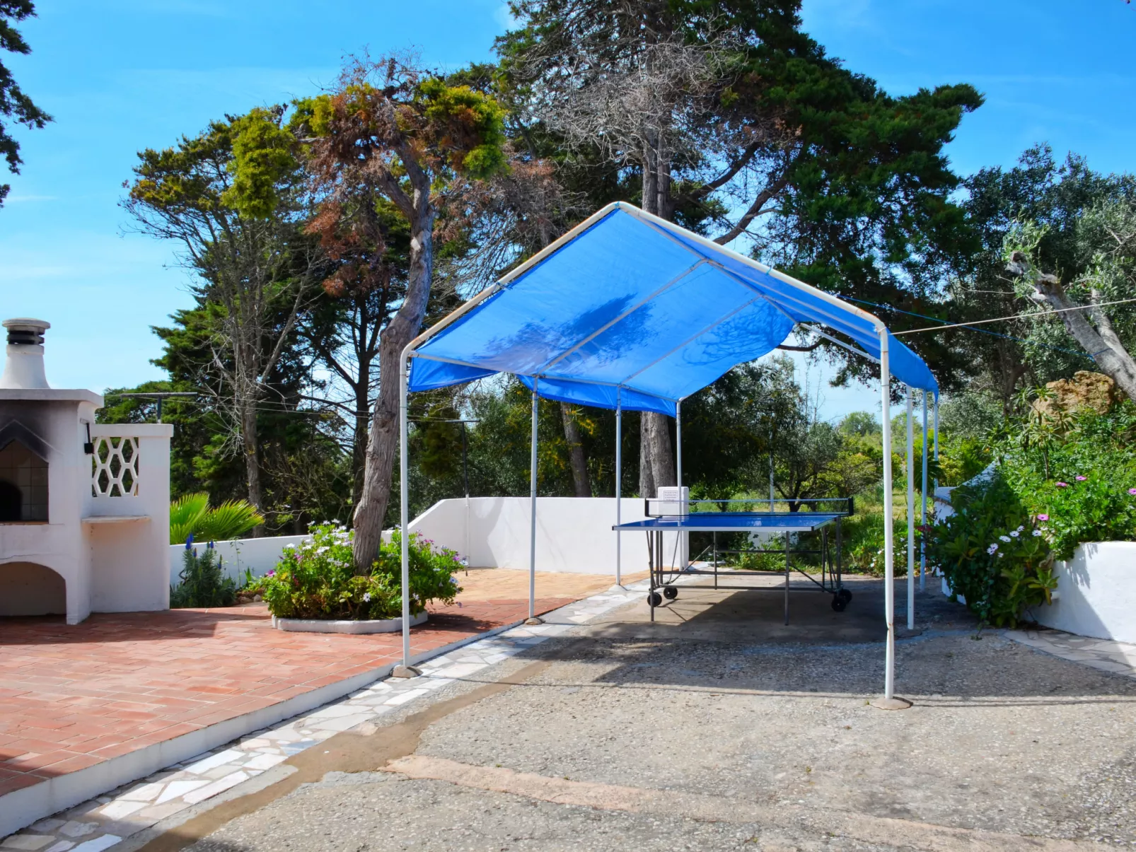 Neves I-Outside