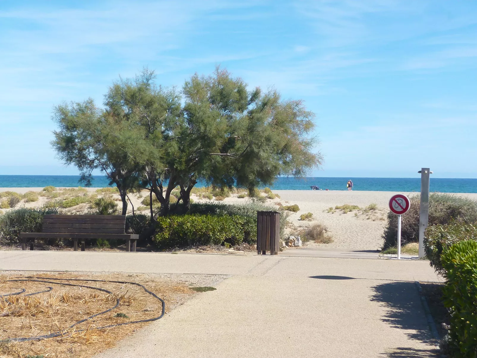 Les Cyclades-Outside