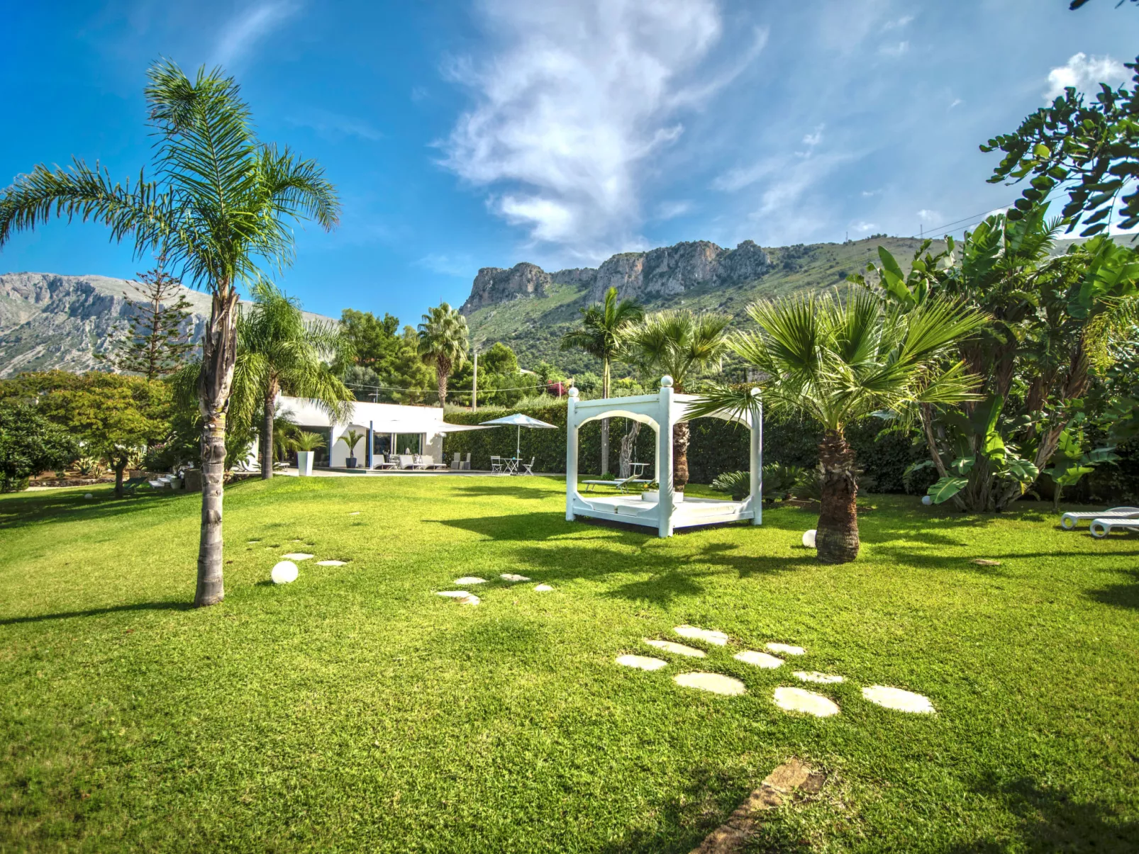 Re di Denari-Outside