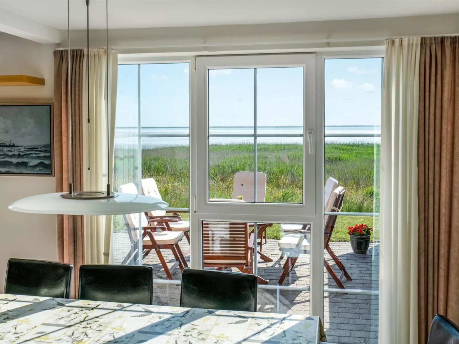 "Henrietta" - 3.5km from the sea-Inside