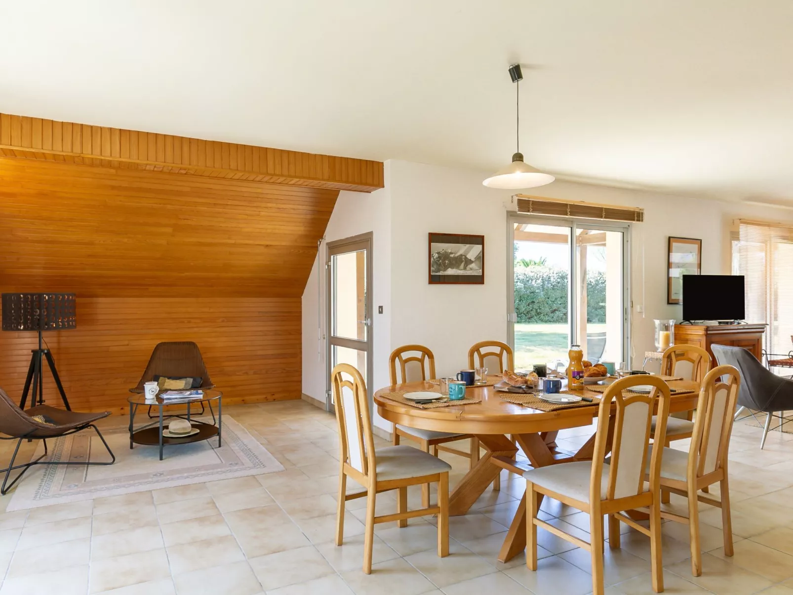 Cremiou Beach-Inside