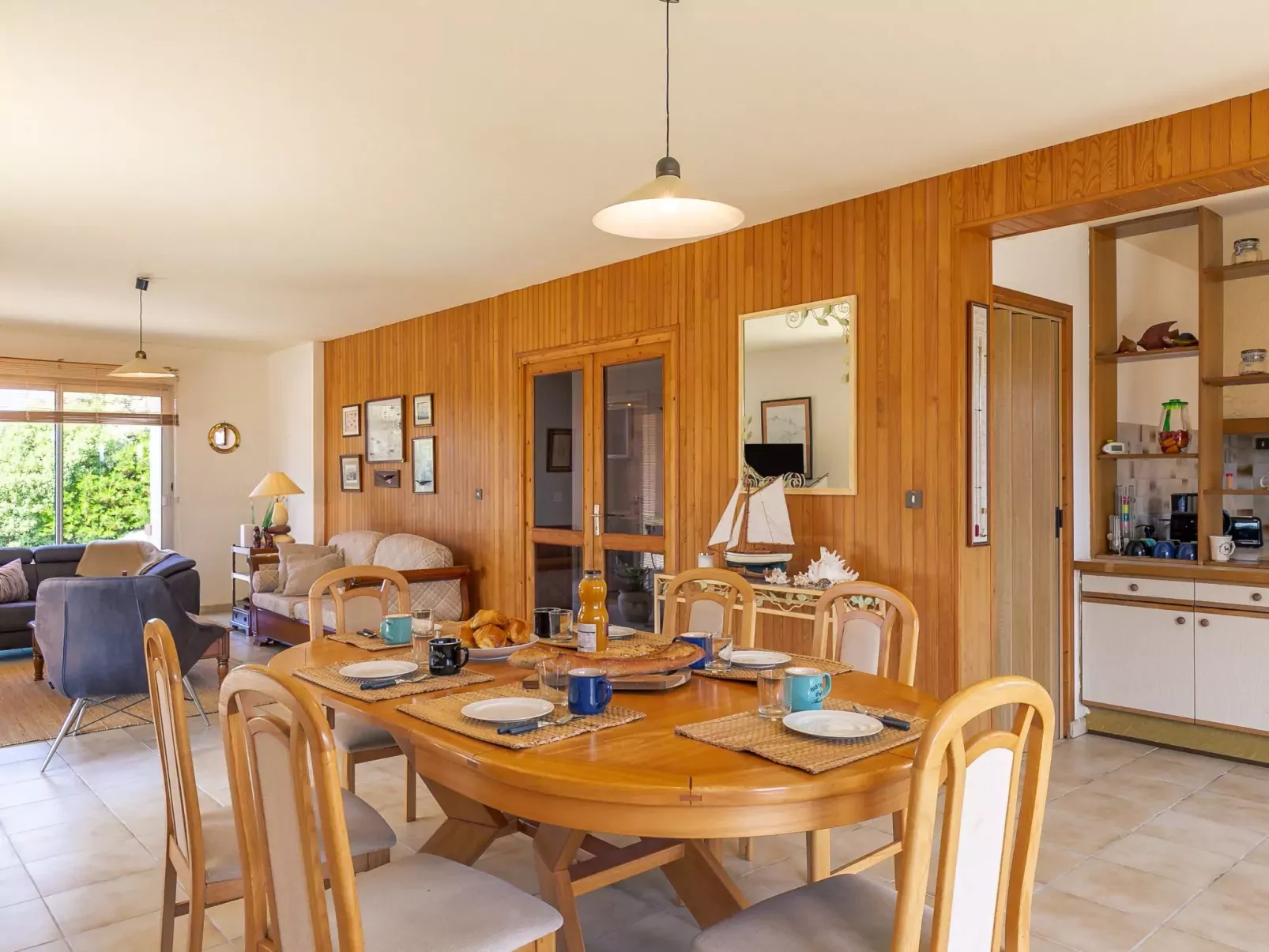 Cremiou Beach-Inside