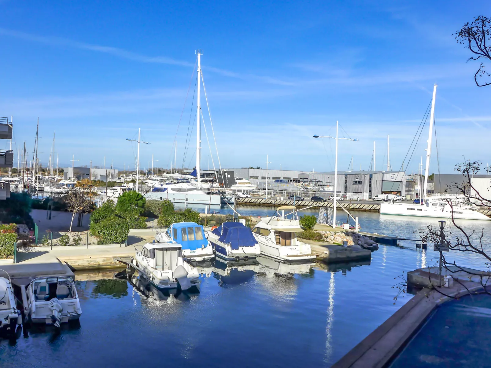 Les Marines de Port Canet-Outside