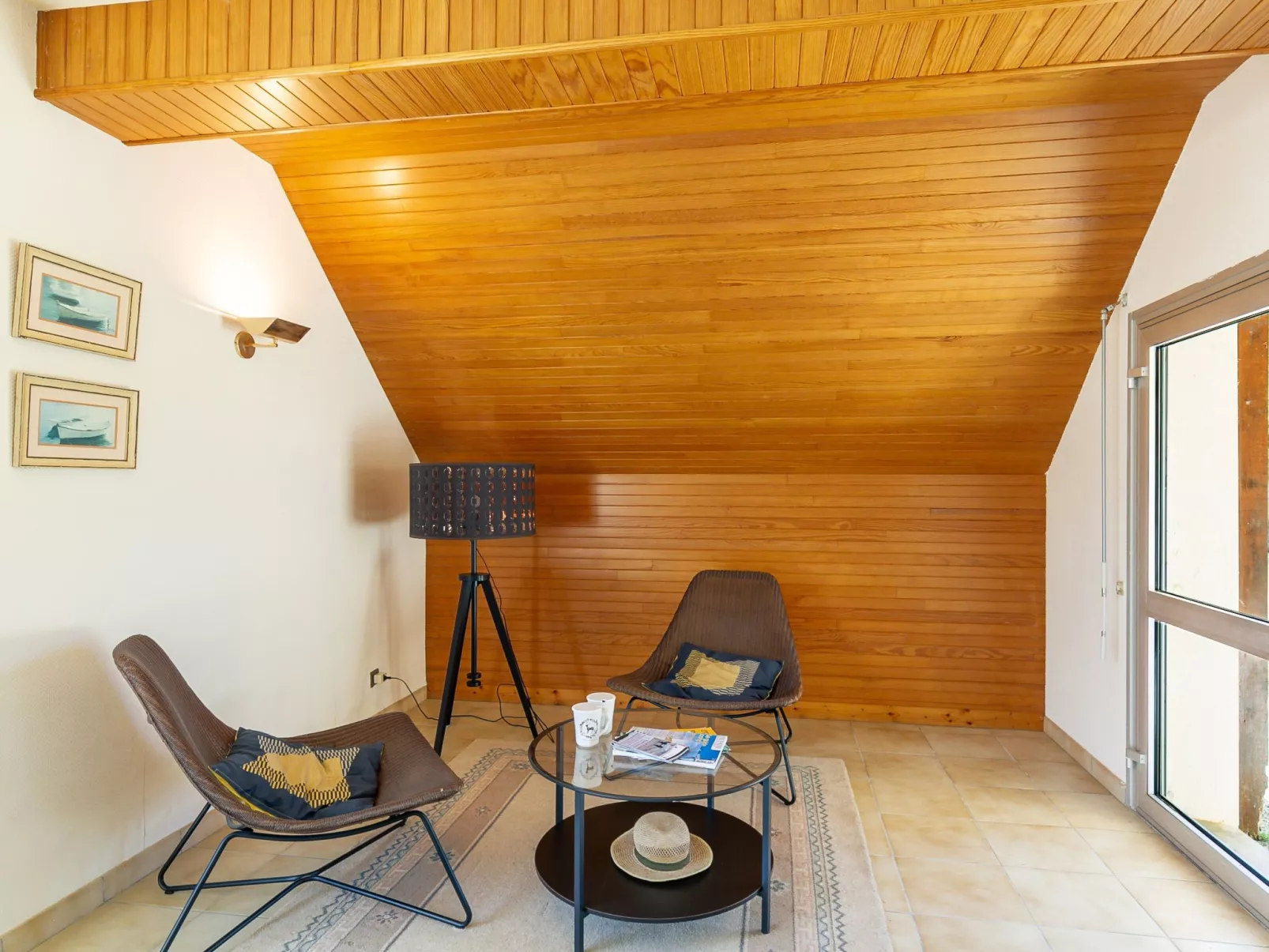 Cremiou Beach-Inside