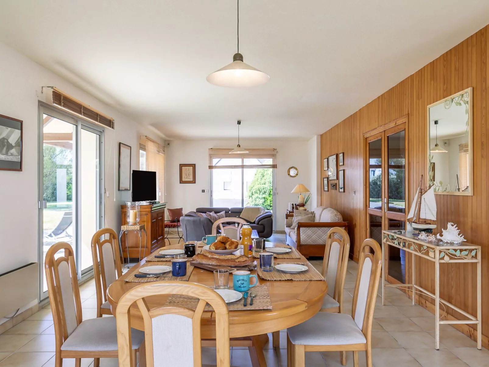 Cremiou Beach-Inside