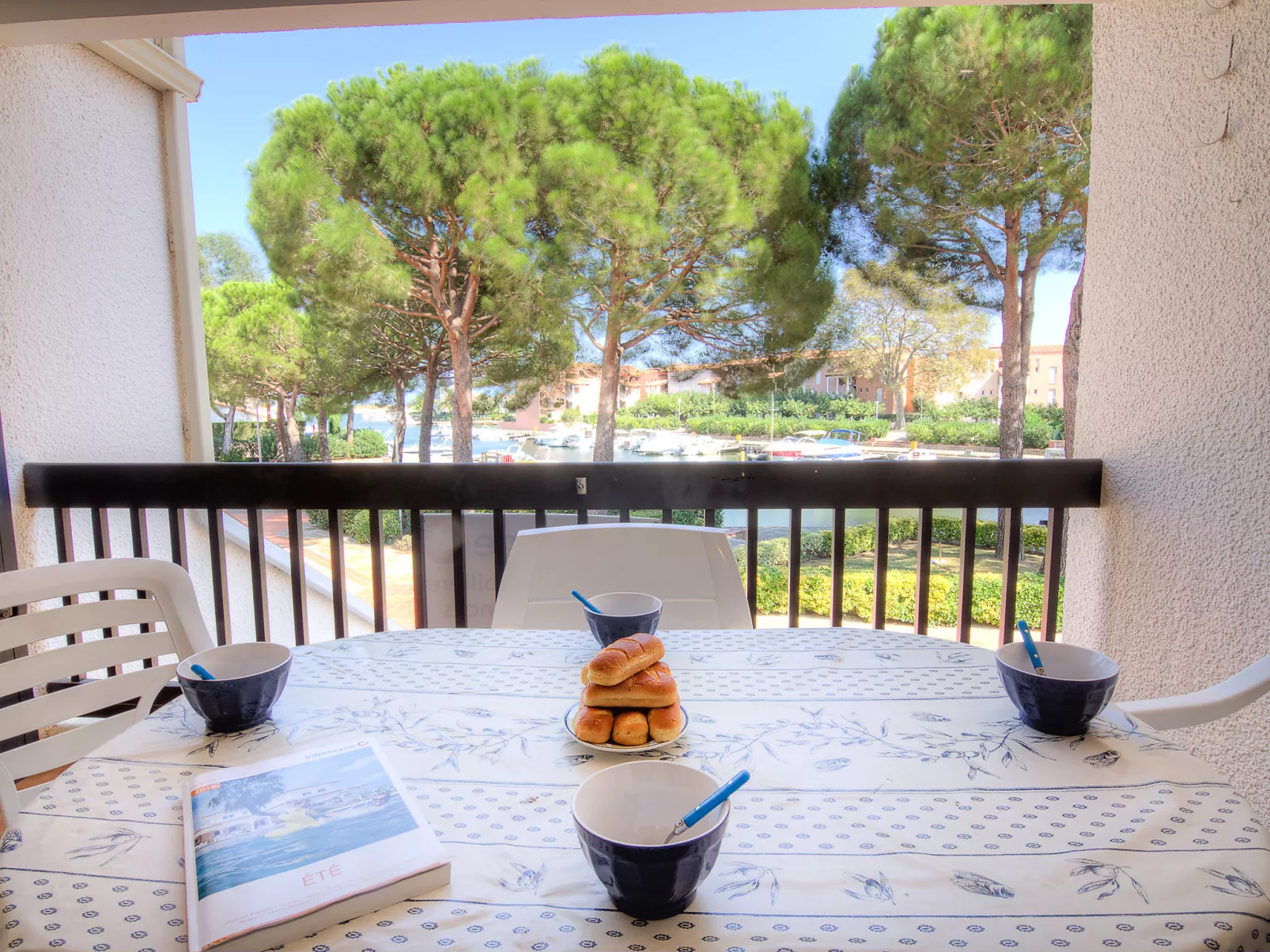 Port d'Attache-Outside