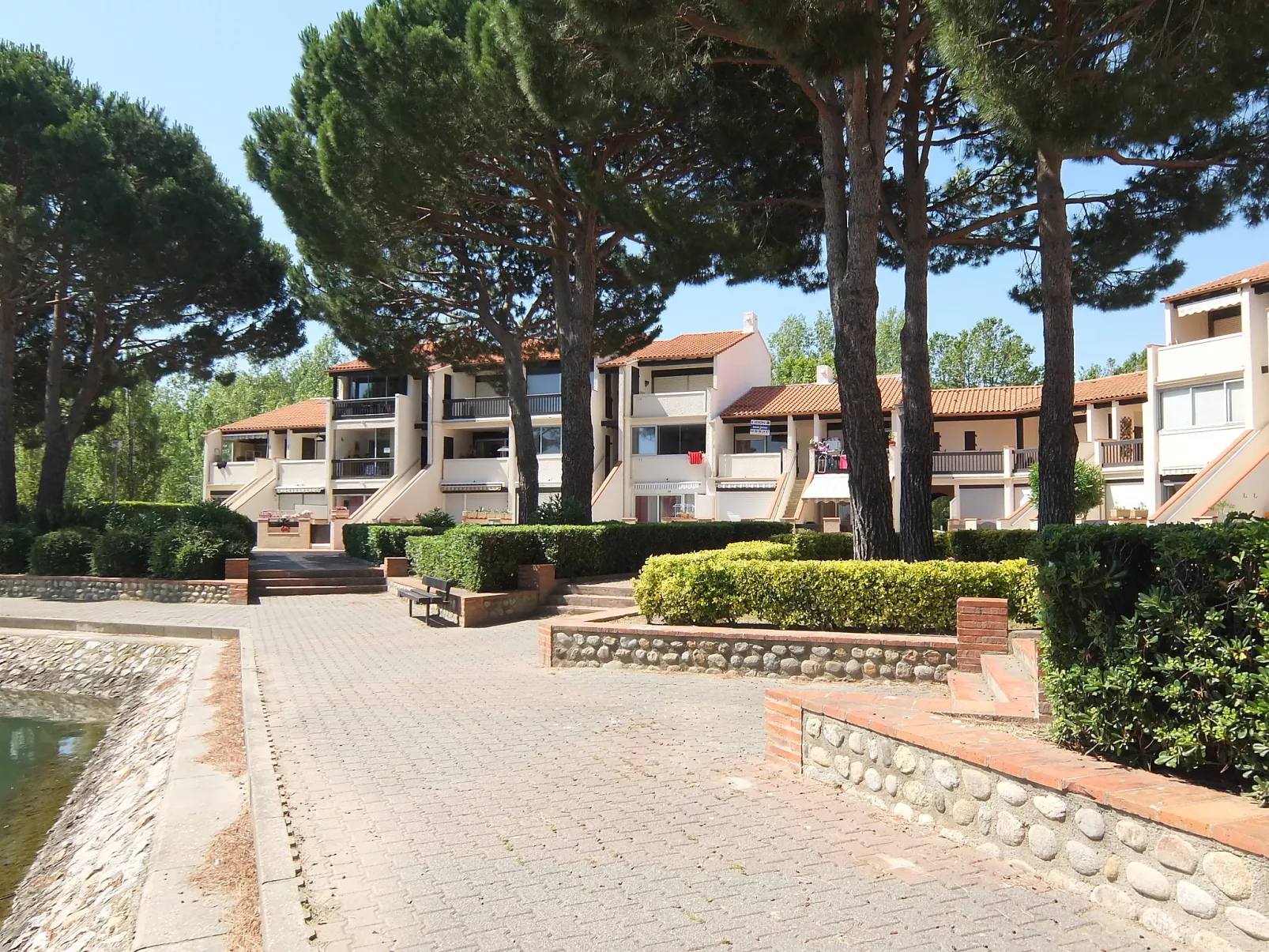 Port d'Attache-Outside