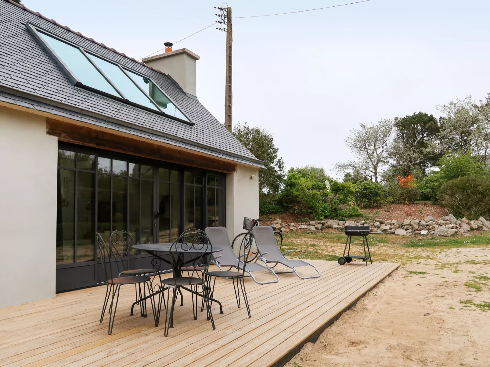 Le Petit Bonheur-Outside