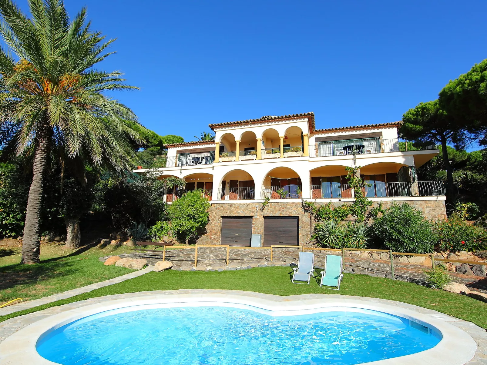 Puig Romani-Outside
