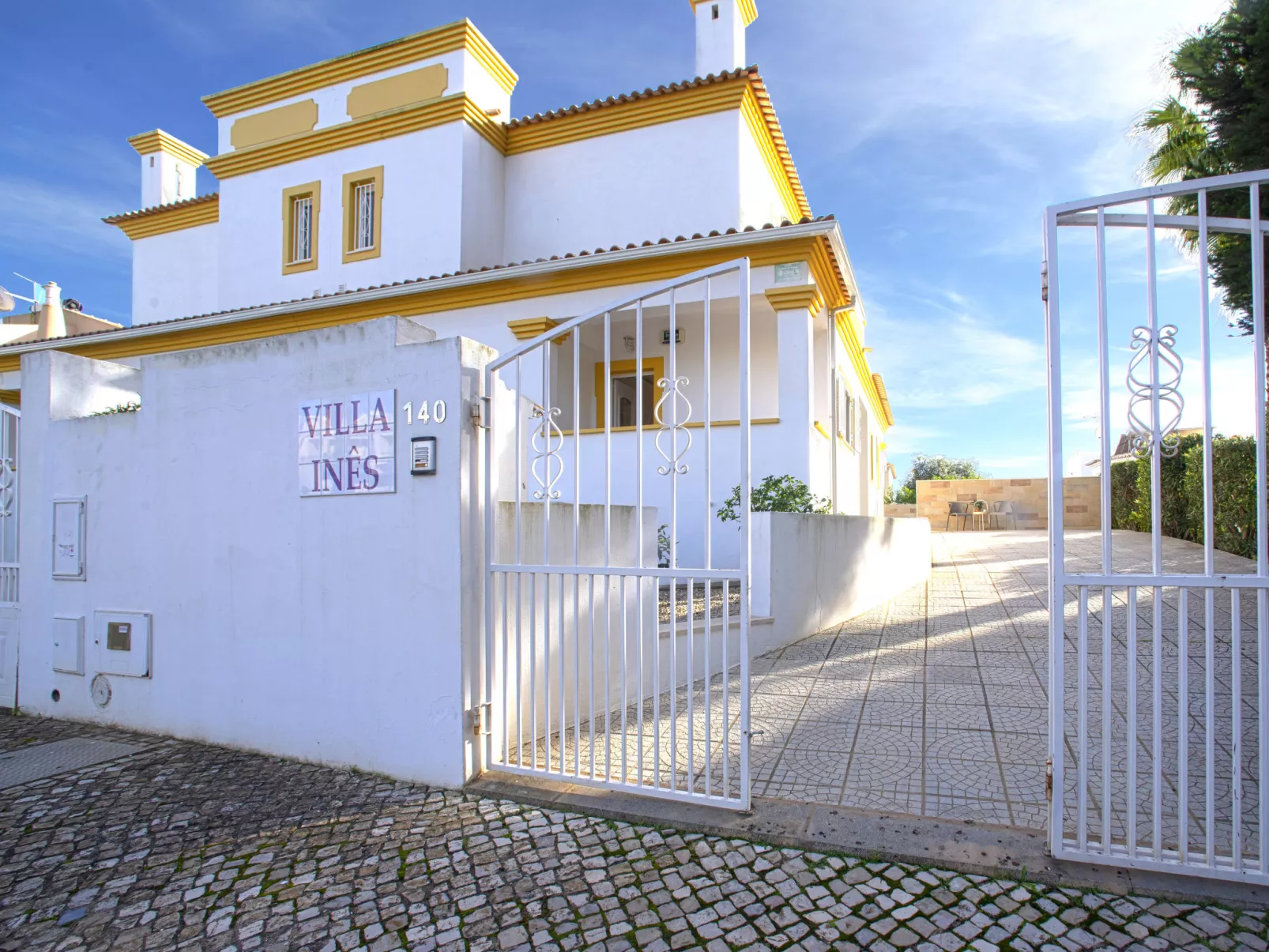 Inês-Inside