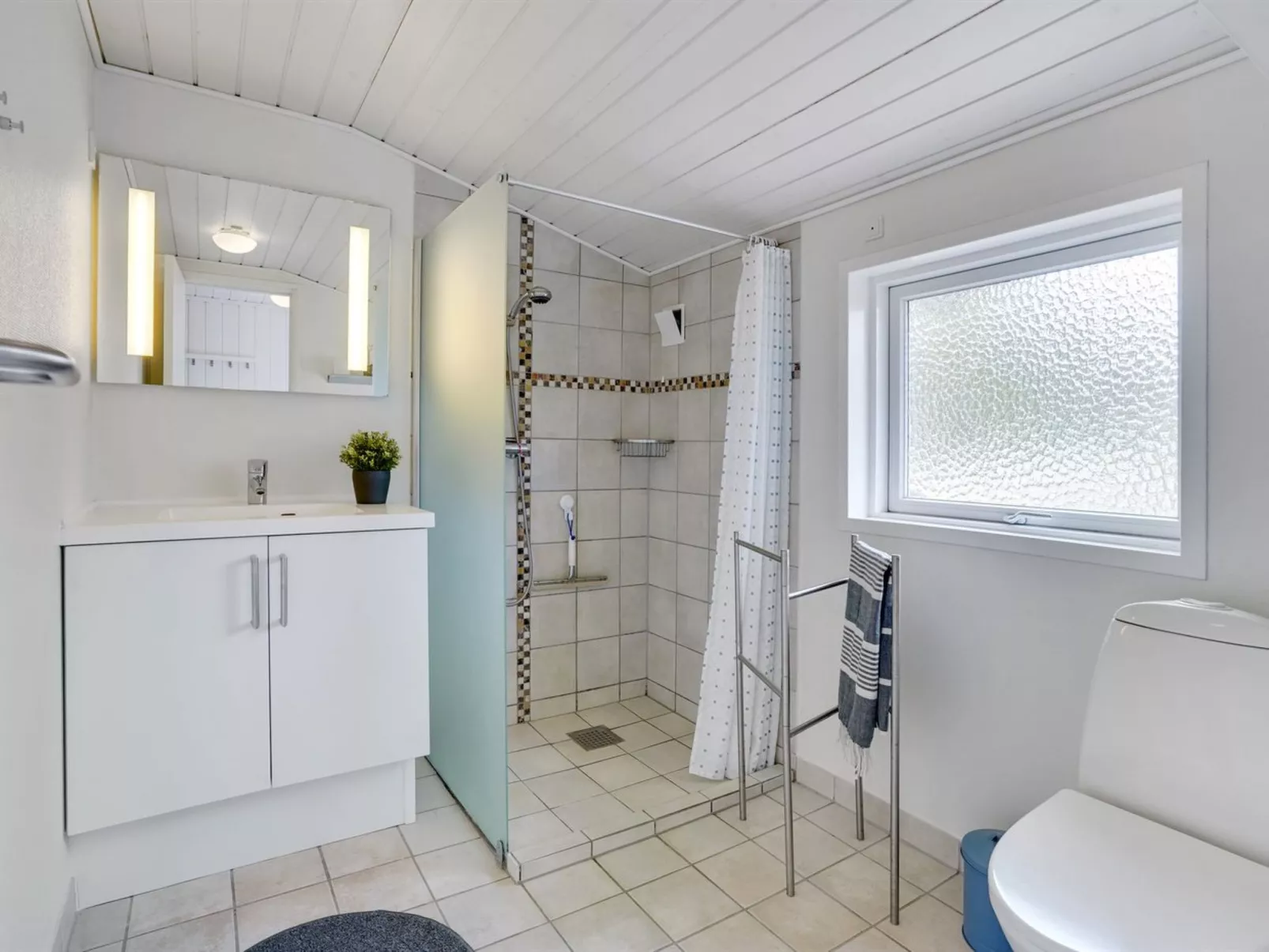 "Fredrikka" - 3.9km from the sea-Inside