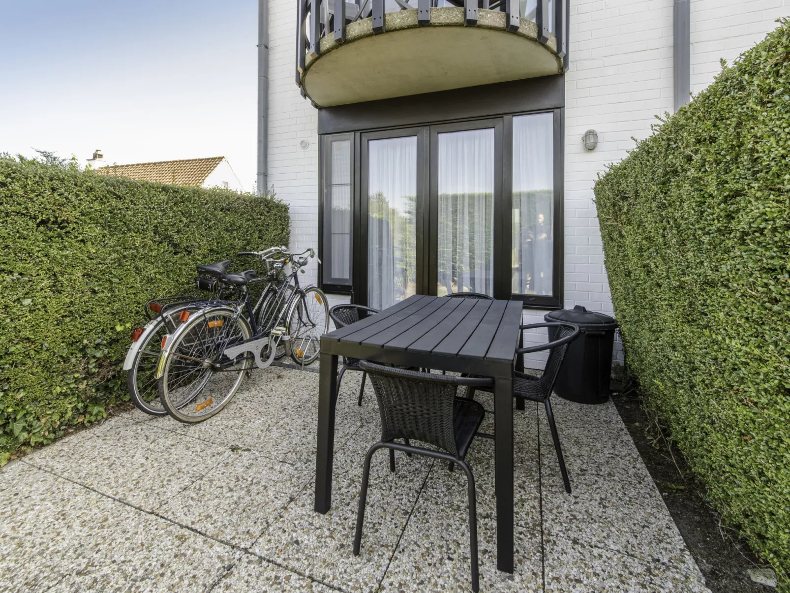 Isabelle with parking and shared pool-Draußen