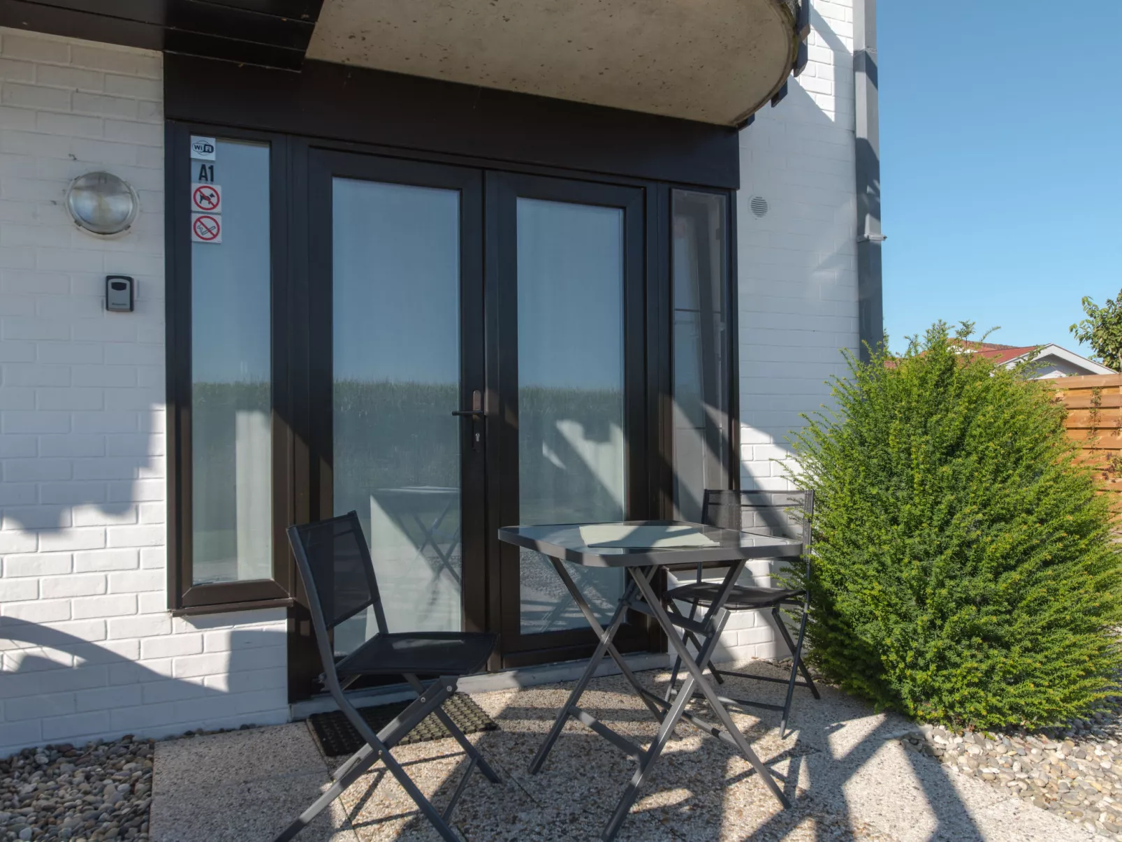 Isabelle with parking and shared pool-Draußen