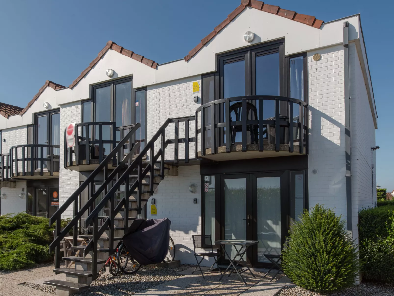 Isabelle with parking and shared pool-Draußen