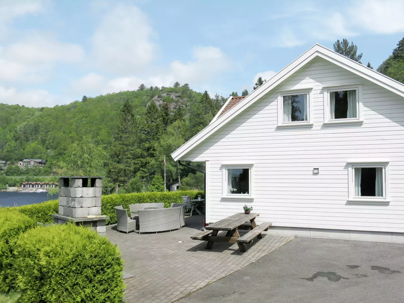 Naudøyna-Outside