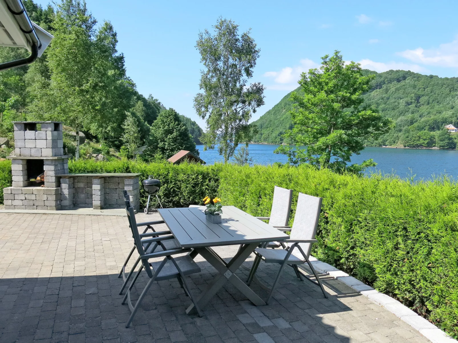 Naudøyna-Outside