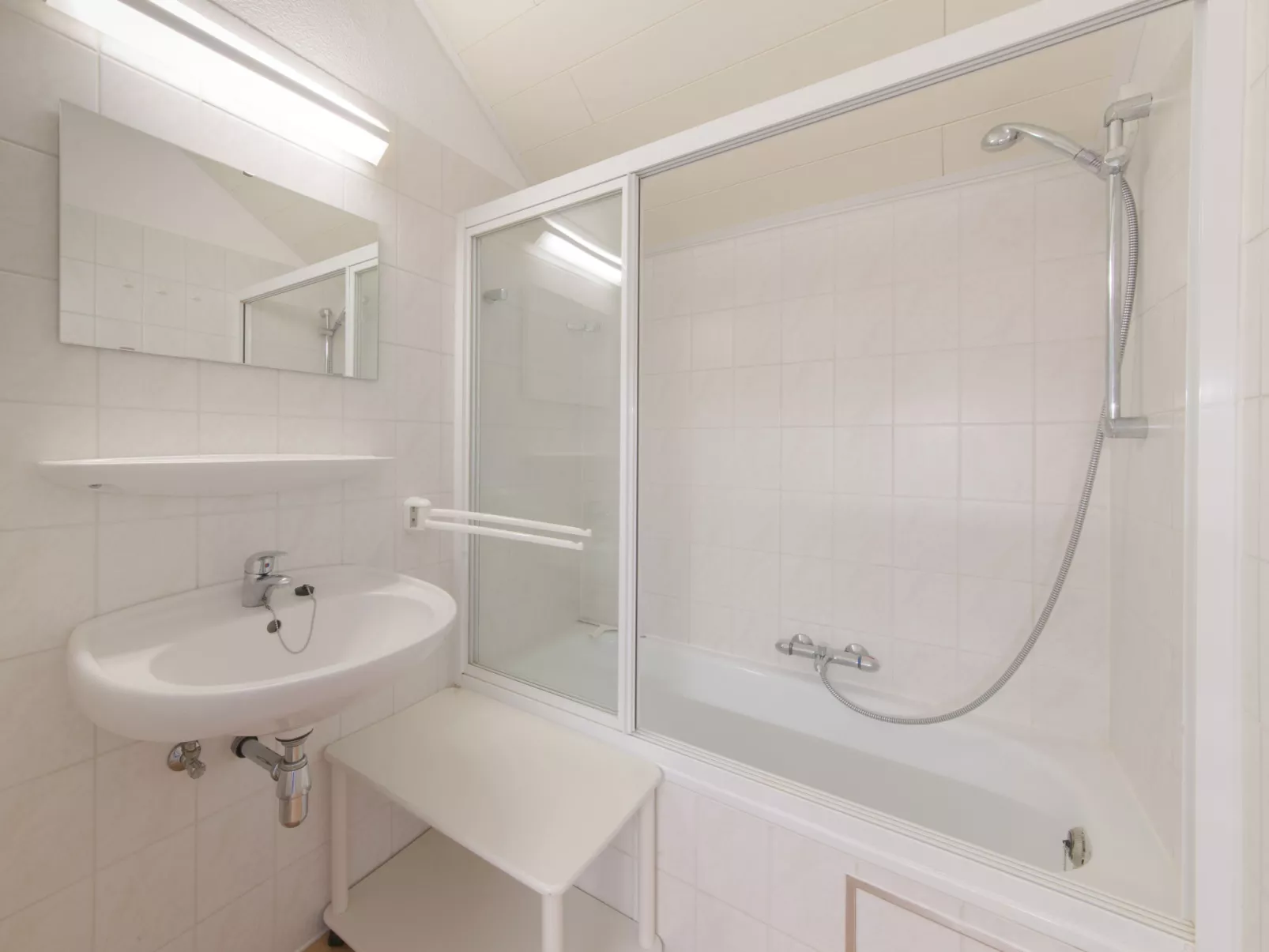 Dina with parking and shared pool-Inside