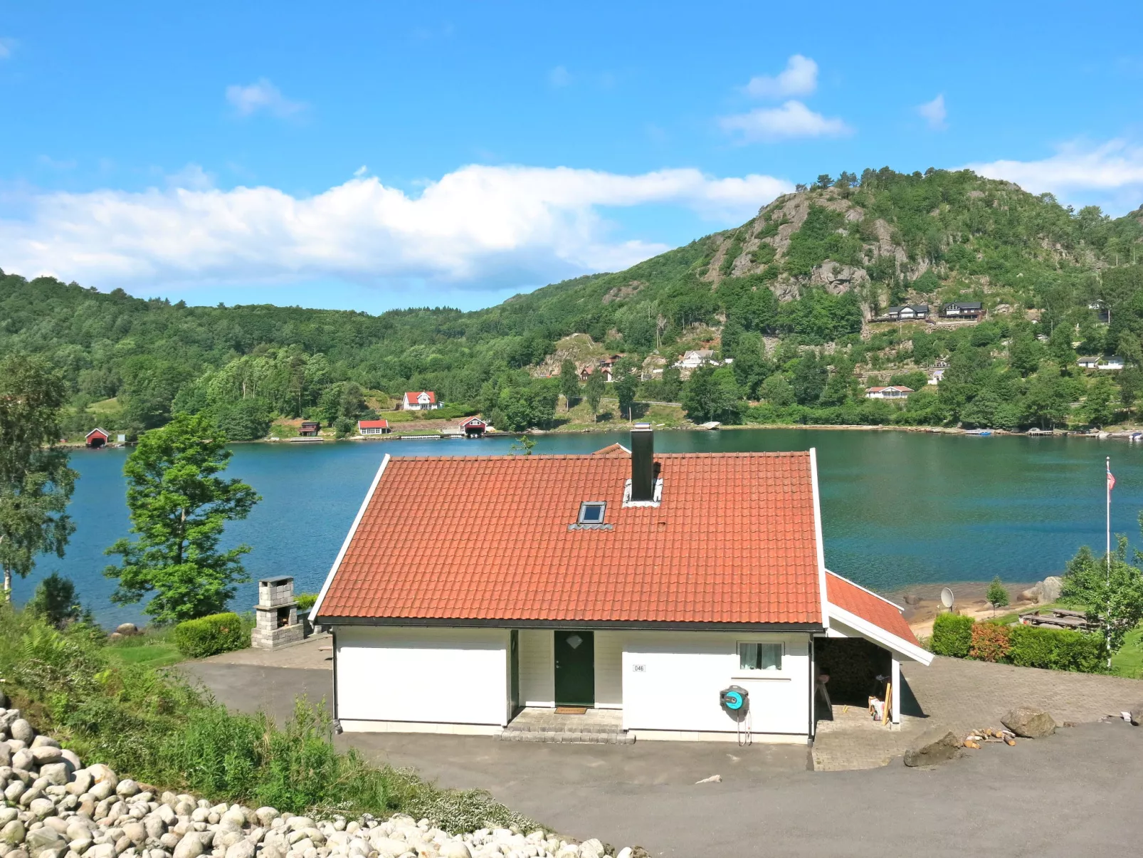 Naudøyna-Outside