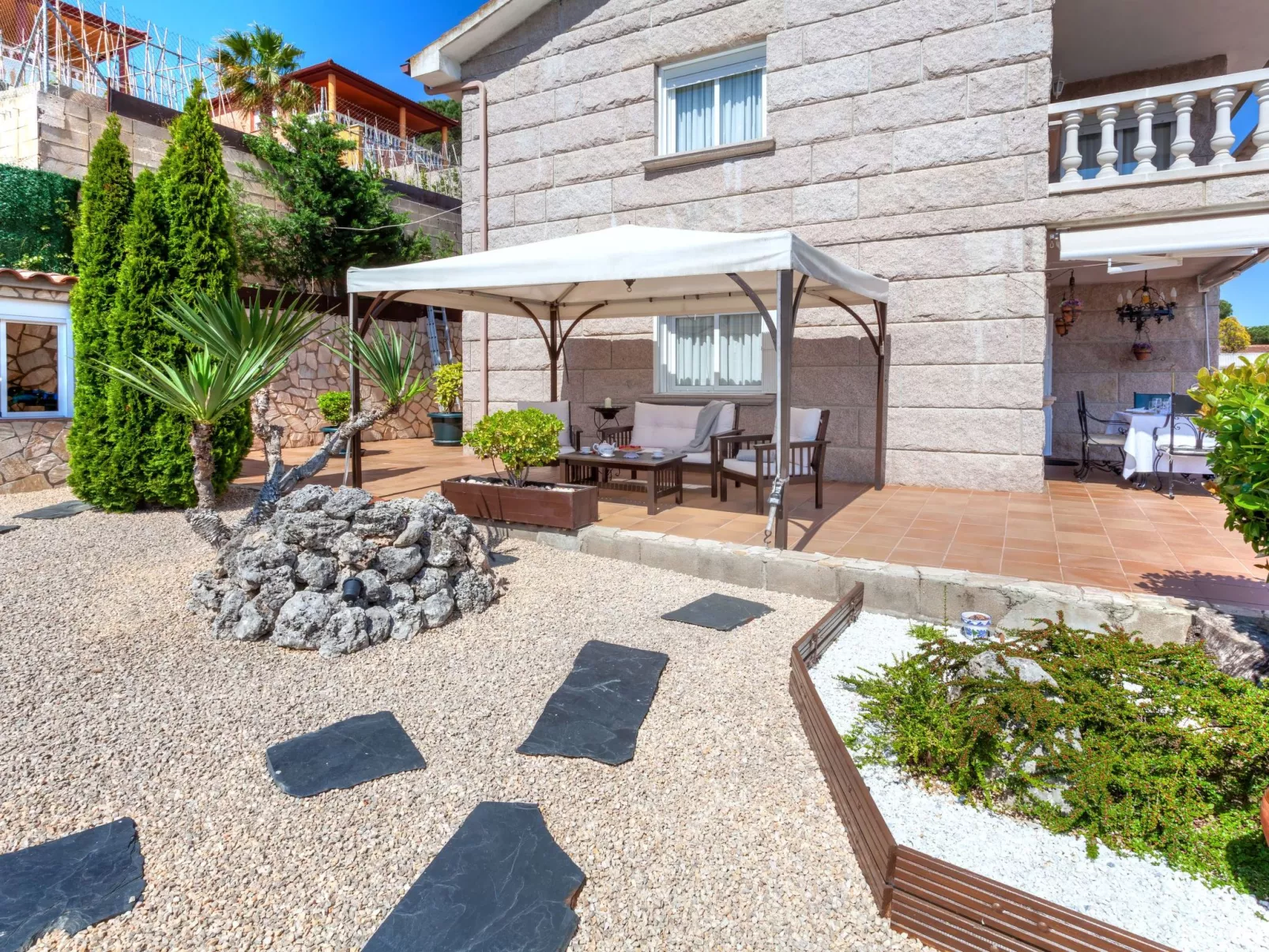 Capricho-Outside