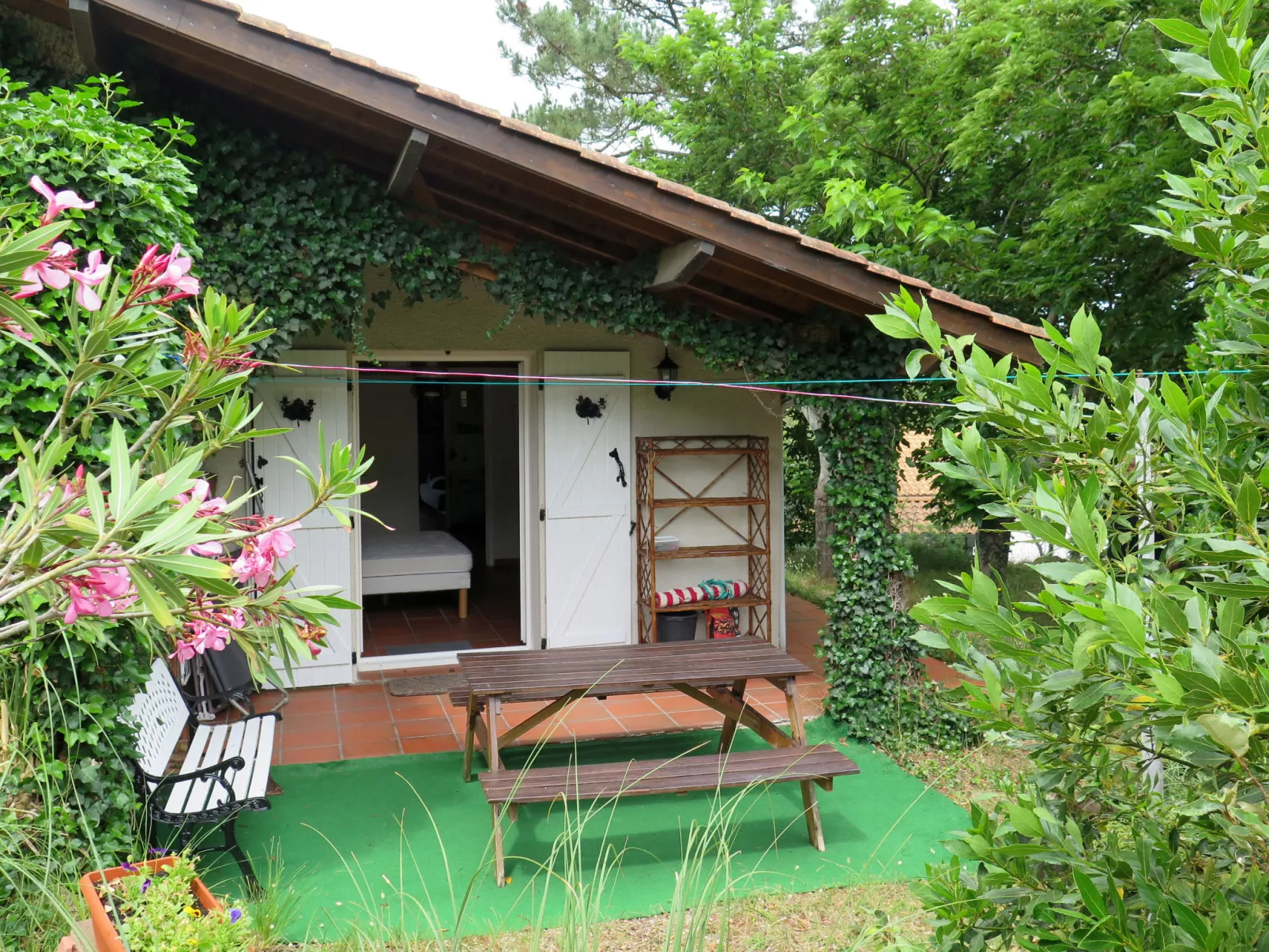 Petite Ramaline-Outside