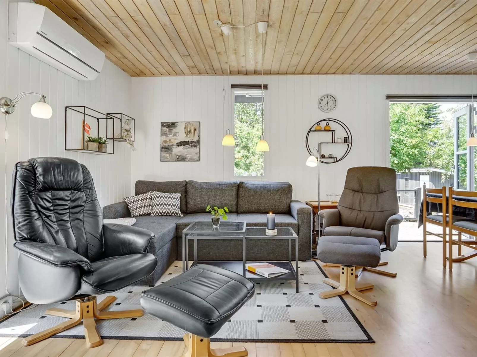 "Hunding" - 7km from the sea-Inside