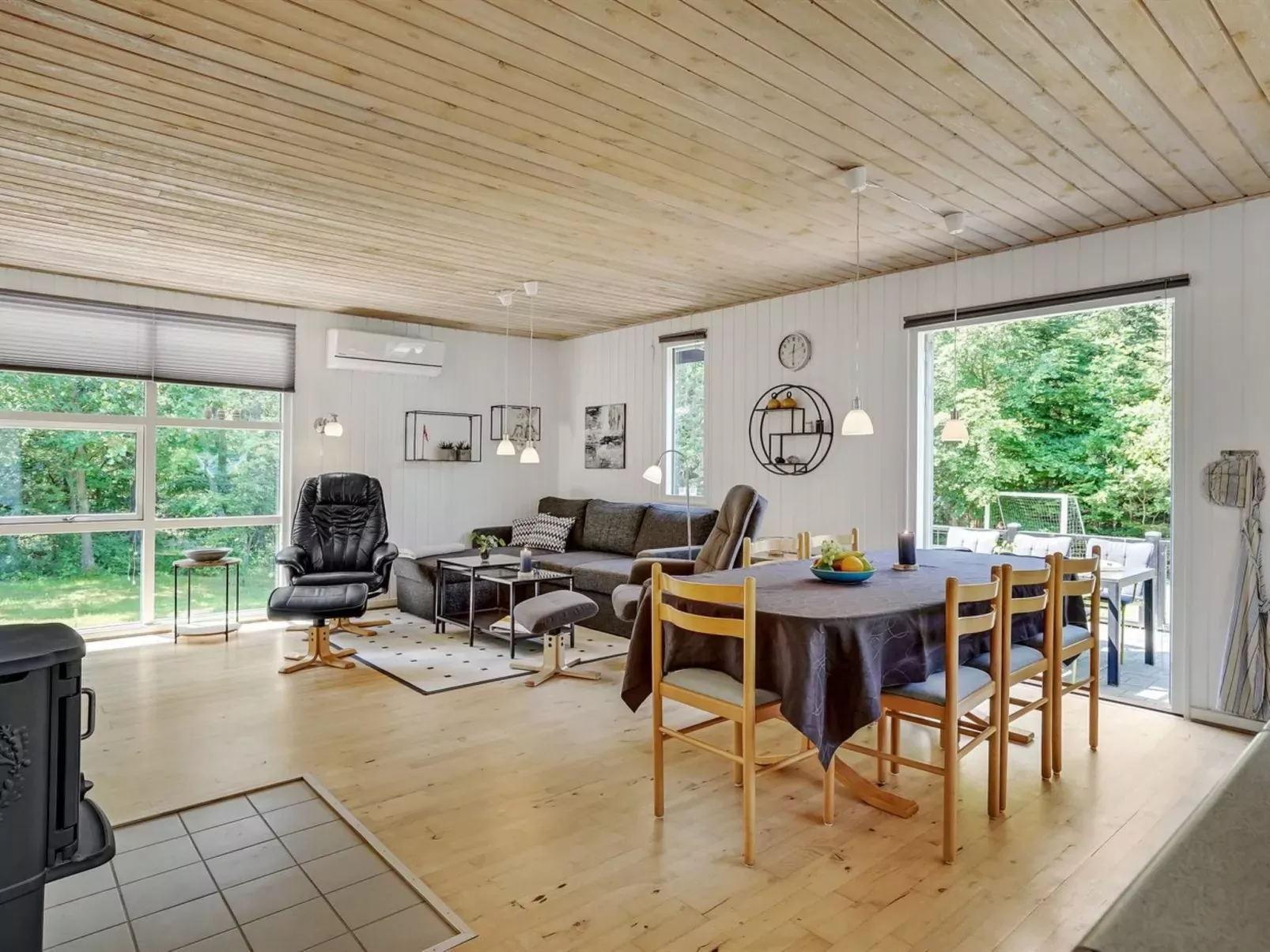 "Hunding" - 7km from the sea-Inside