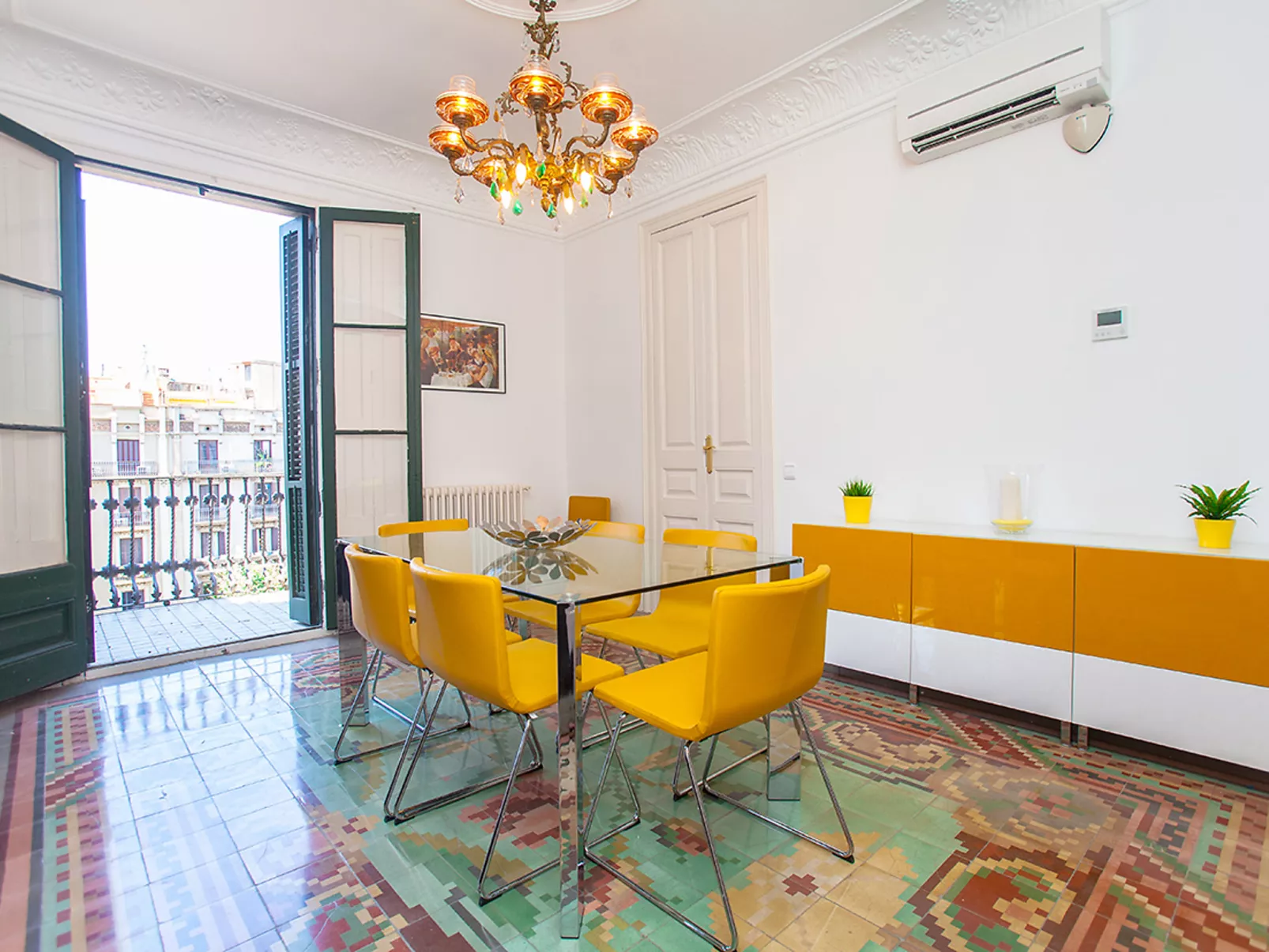 Eix.Dret:Roger de LLuria/Valencia-Inside