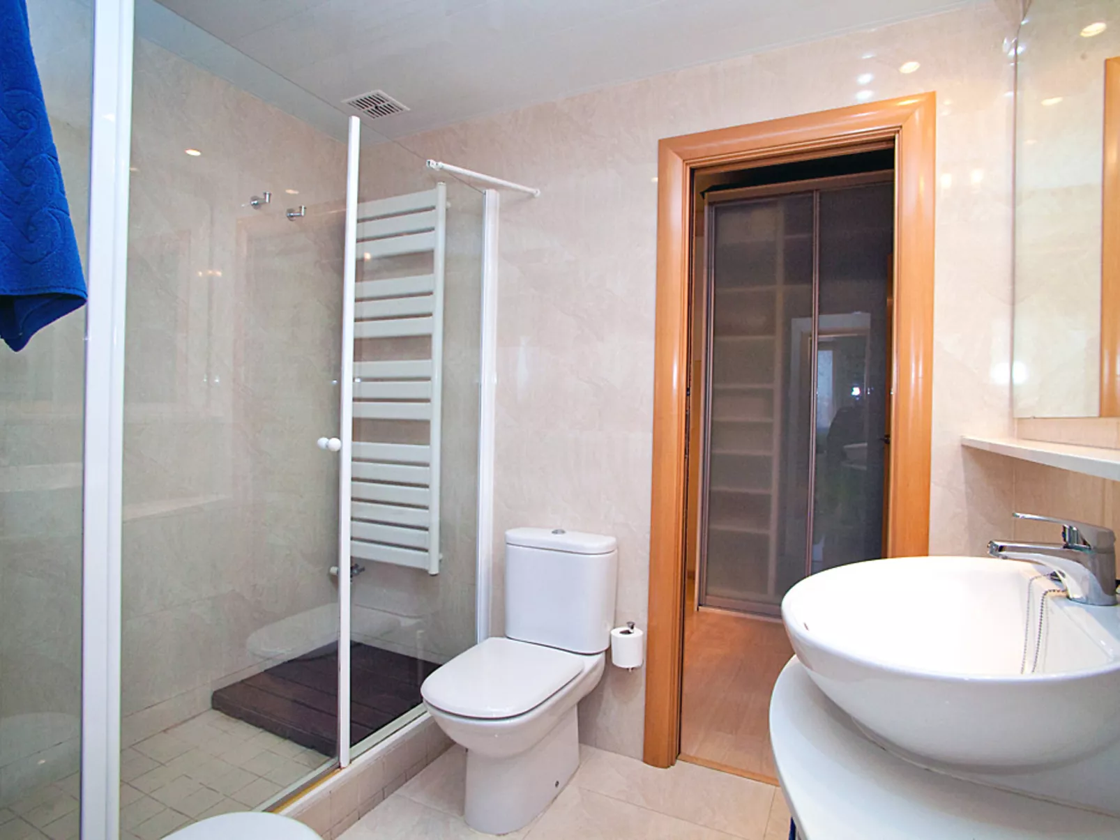 Sants-Montjuic Rambla Badal-Inside