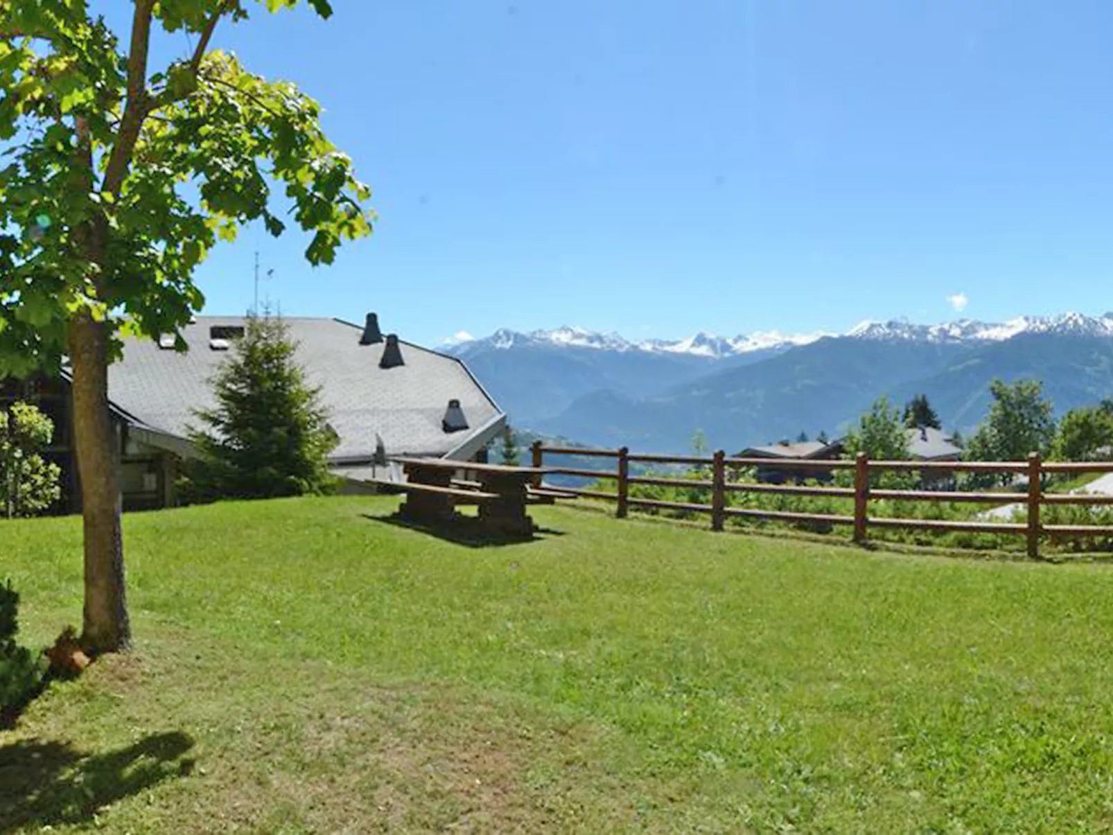 Topaze-Outside