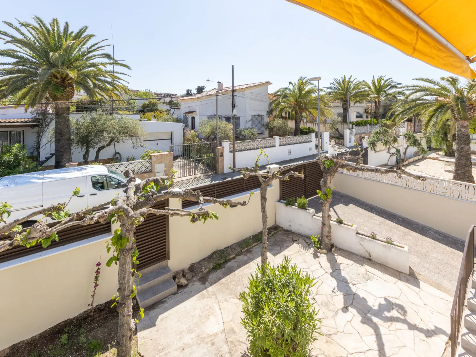 L'Estel-Outside
