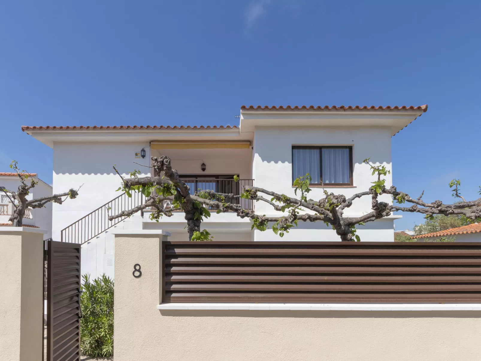 L'Estel-Outside