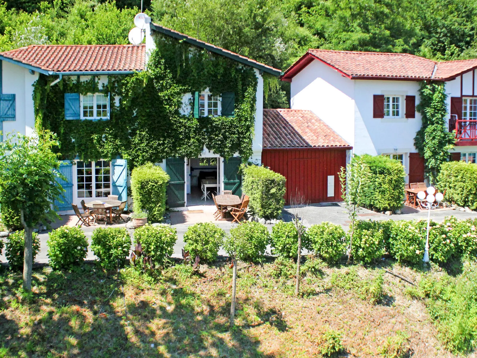 Collines Iduki-Outside