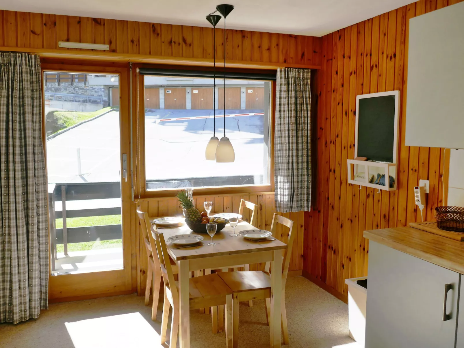 Prachalier I No6-Inside