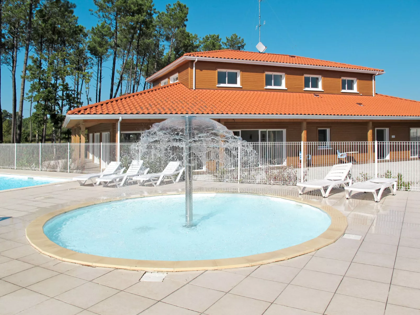 Le Domaine des Grands Lacs-Outside